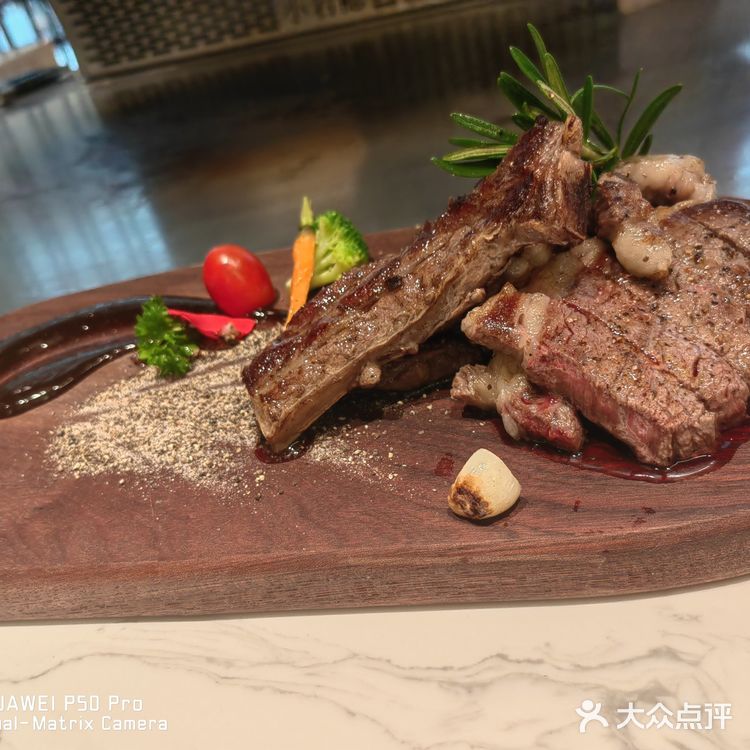 厨师烹饪热火朝天