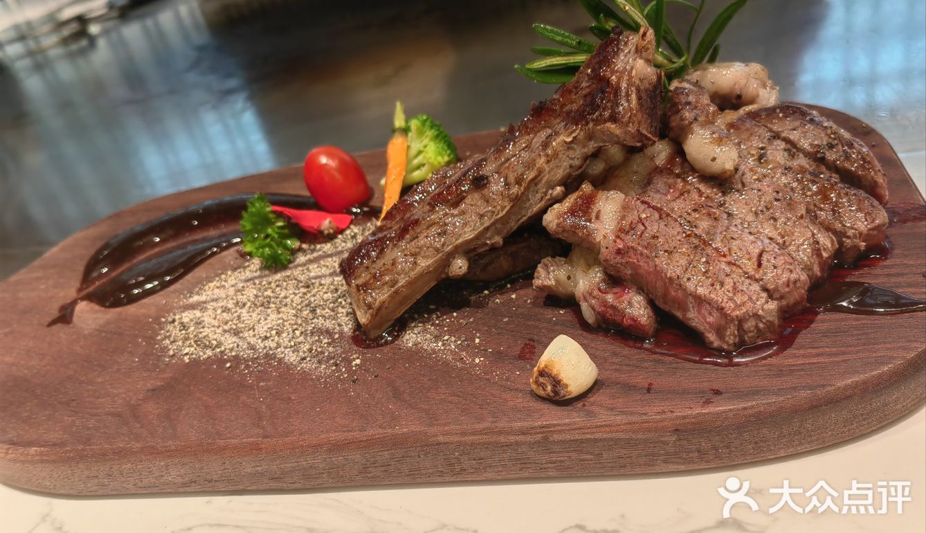 厨师烹饪热火朝天