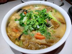 酸汤骨脊千子-丁里羊肉小镇(天鹅湖总店)