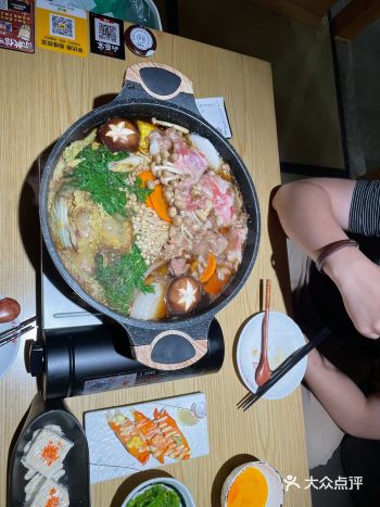 服务员给我们拿来了菜单，并向zhidao我们推荐了一