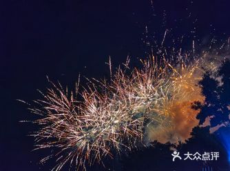 好不容易遇到在周六晚的万圣夜，就提前买了票和朋友去世
