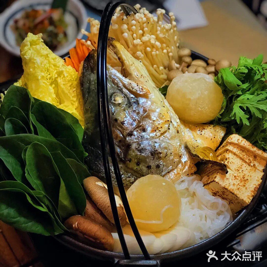 店内布置错落有致，前台很有酒吧的氛围
