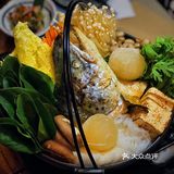 店内布置错落有致，前台很有酒吧的氛围