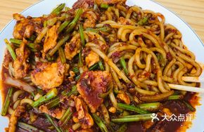 Sauce-Flavored Beef Fried Rice Noodles with Flatbread