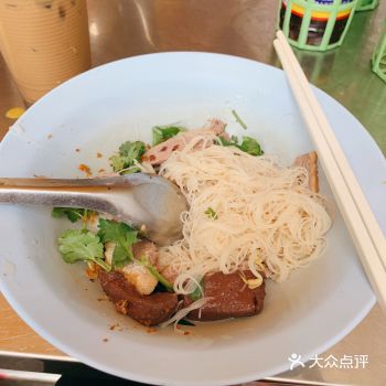 这家店铺是我在曼谷吃过最好吃的路边小吃 而且很干净