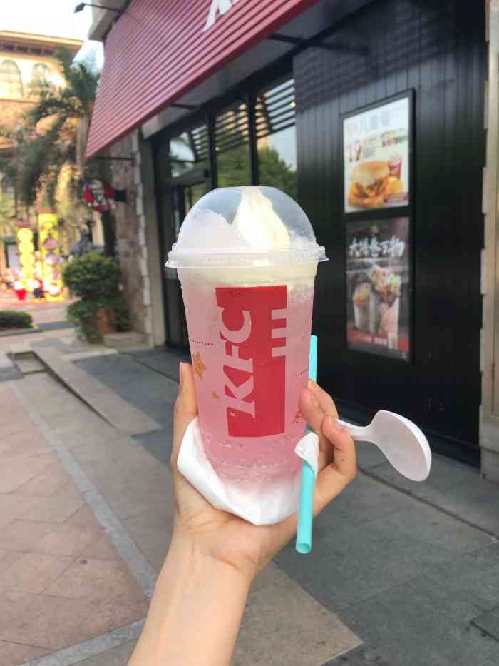 打分 雪顶粉红百事可乐  刚开始店员打了一杯,雪顶是塌的,我略略表示