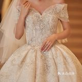 华丽的一字肩婚纱