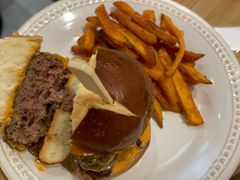 27&nbsp;牛肉汉堡-HELLO 27 意面·沙拉·帕尼尼