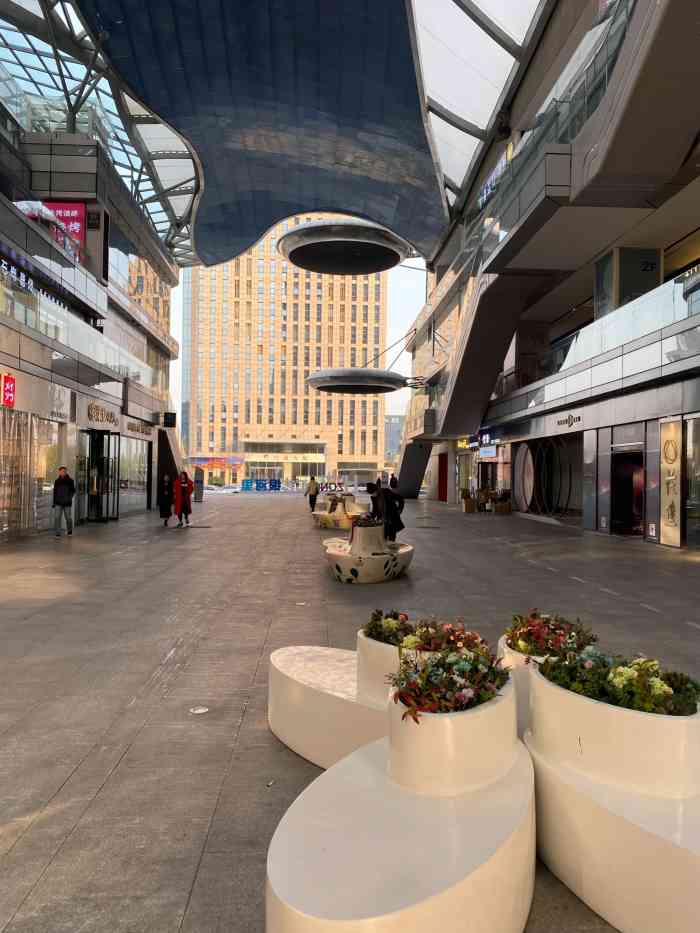 汇艺银河里-"很多店还在筹划中,因为天幕最近火遍抖音.