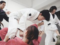 -菠萝格斗巴西柔术训练馆