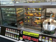 面包甜点陈列柜-全家便利店(法华寺街店)