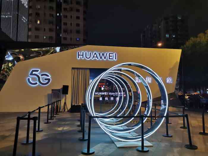 华为授权体验店(万象城店)-"华为授权体验店,首先映入眼帘的是琳琅