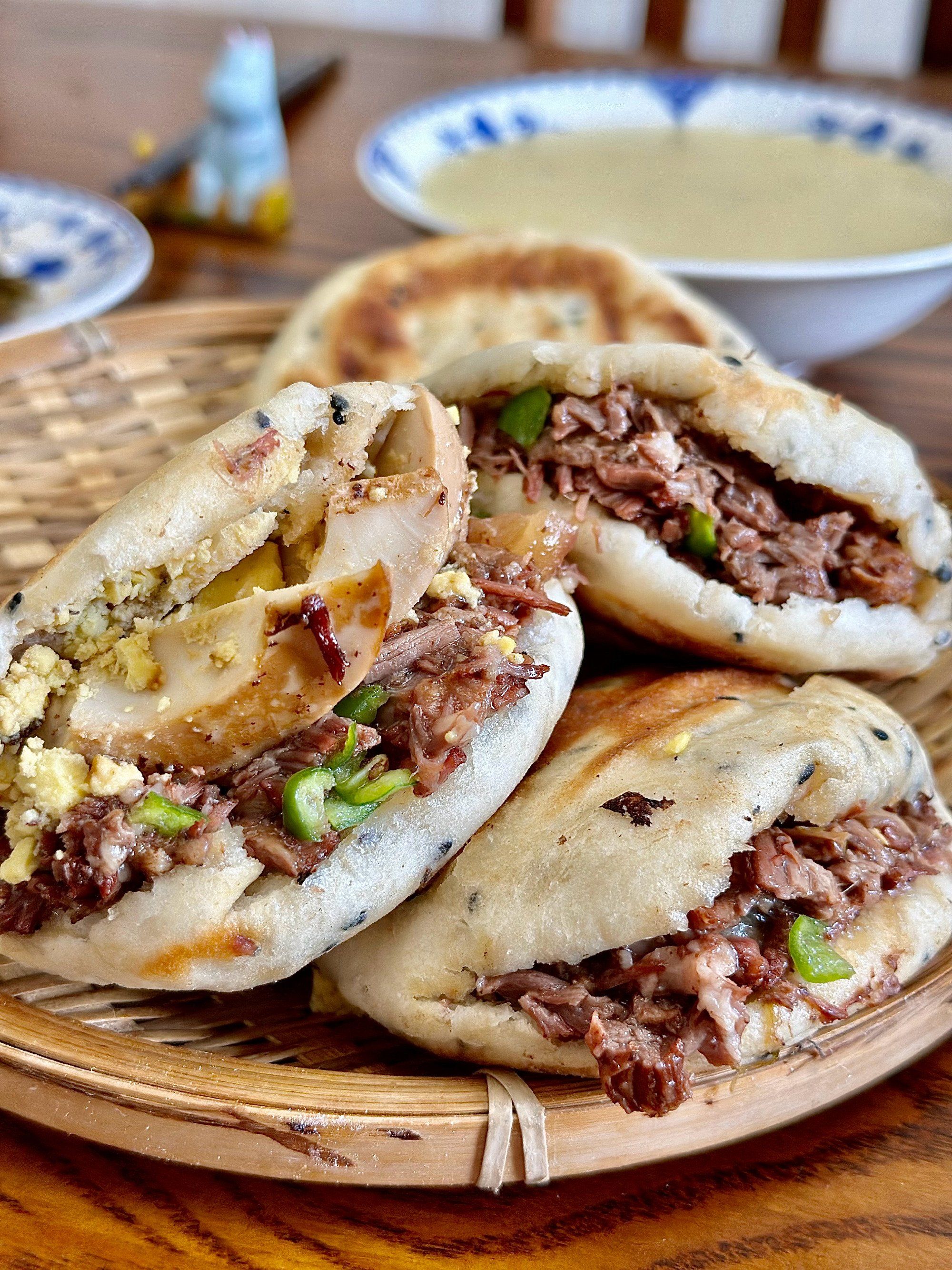 牛肉肉夹馍🥙 剩了点面,烙成糖饼,多烙一会