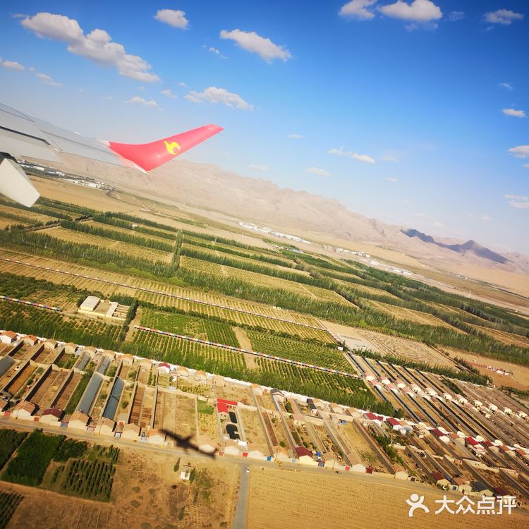 天空很蓝，几朵白云就像是画上去似的，天空和白云都很干净