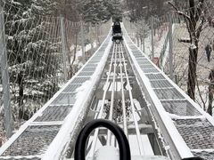 西峰索道入口的滑道车-华山风景名胜区