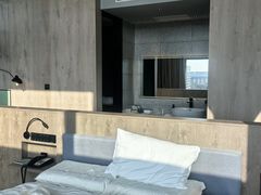 -上海虹桥中心爱琴海亚朵S酒店