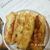 待其冷却后，放入冰箱冷藏三小时；4，将冻住的牛奶条切条