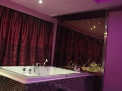 -天鹅恋主题酒店(积玉桥地铁站店)