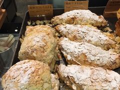 扁桃仁巧克力羊角➕扁桃仁羊角-BAKER&SPICE(国金中心商场店)
