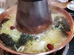 -果松木炭酸菜铜火锅·外婆参鸡汤