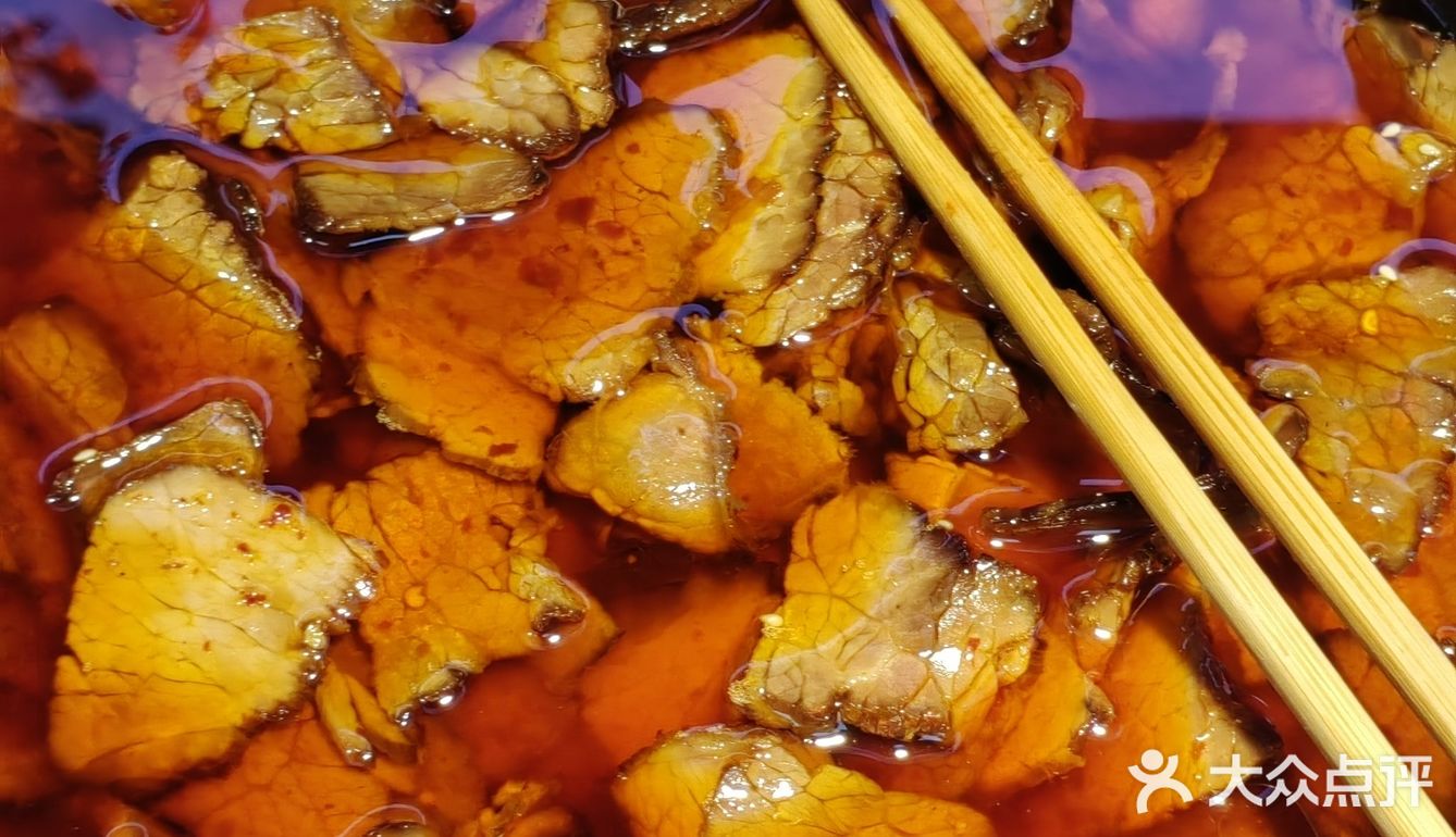 离碧沙湖地铁站不远的裕农街这里，有家卤常吉粉面馆
