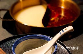 Clear Soup with Matsutake Chicken (Yin-Yang Pot)