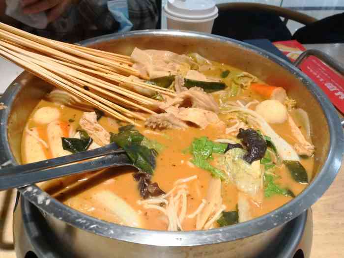 尤其是那个汤里的酱料,真香,但是说实话,有点小贵,街边麻辣烫它不香吗