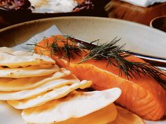 烟熏三文鱼配烤饺子皮和芥末籽酱-BOR Eatery(安福路店)