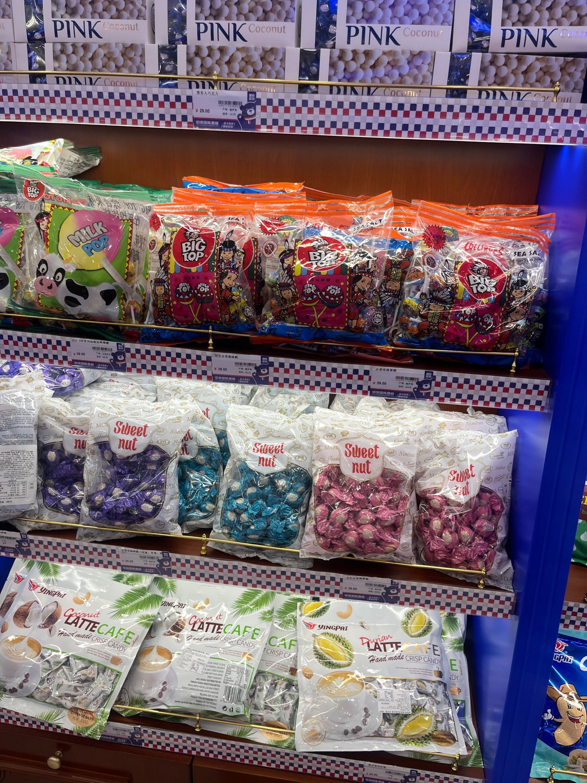 各种各样的糖果和巧克力在俄罗斯馆里很常见