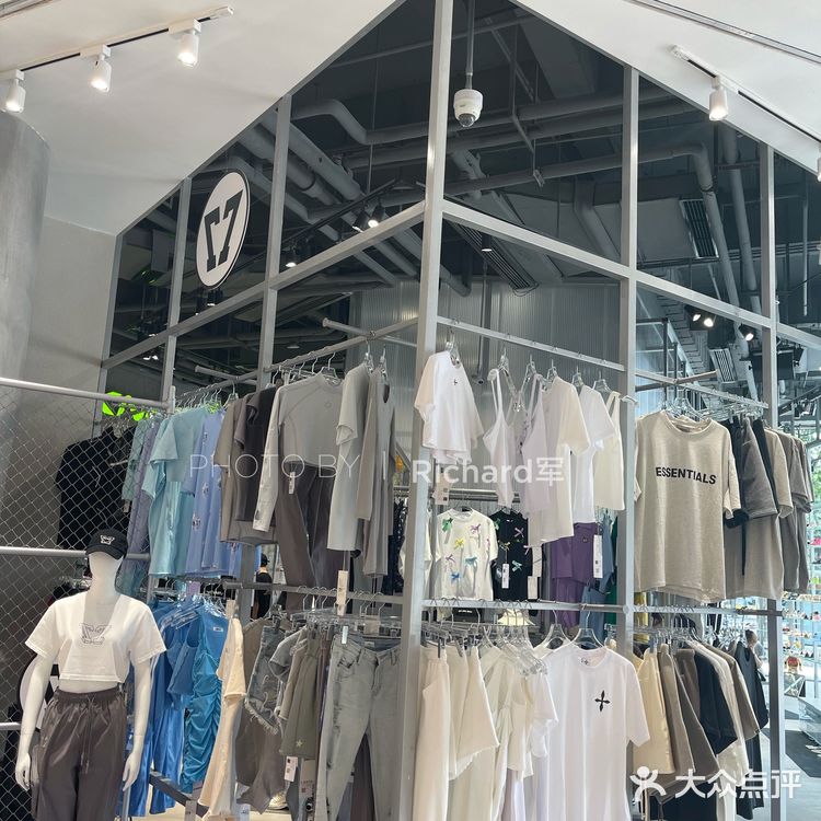 成都逛街新鲜事II：KNOWIN透明鞋墙，明亮酷🆒炫[笑脸]