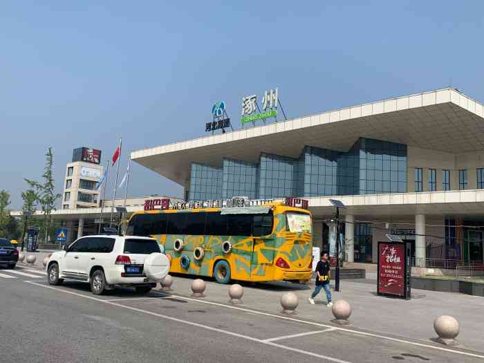 打分 高速公路涿州服务区的炝面大馒头真有特色,像两根白胖的大法棍.