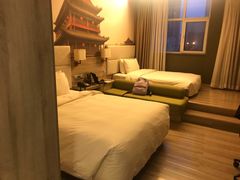 -西安大雁塔科技大学地铁站亚朵酒店