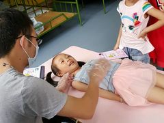 保健院的叔叔阿姨给孩子们检查身体！-春苗幼儿园(青年路)