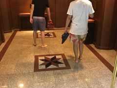 马杀鸡后，他们融入了泰国，他们不穿鞋子回房间了-双子塔酒店
