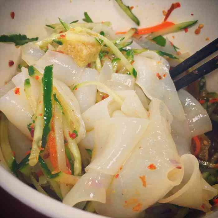 大陕北凉皮王-"第一次吃是打包带走的,打包盒是卤和皮分开.