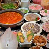 家人们，谁懂啊？火锅店里看到了潦草小狗