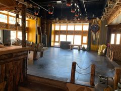 大堂-九眼石演艺藏餐石锅