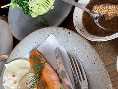 烟熏三文鱼配烤饺子皮和芥末籽酱-BOR Eatery(安福路店)