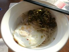 咸菜肉丝面+荷包蛋-百事佳烧鸭牛腩(上海虹桥站店)