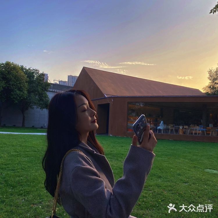 illy这里是一家超赞的外景玻璃拍摄咖啡店