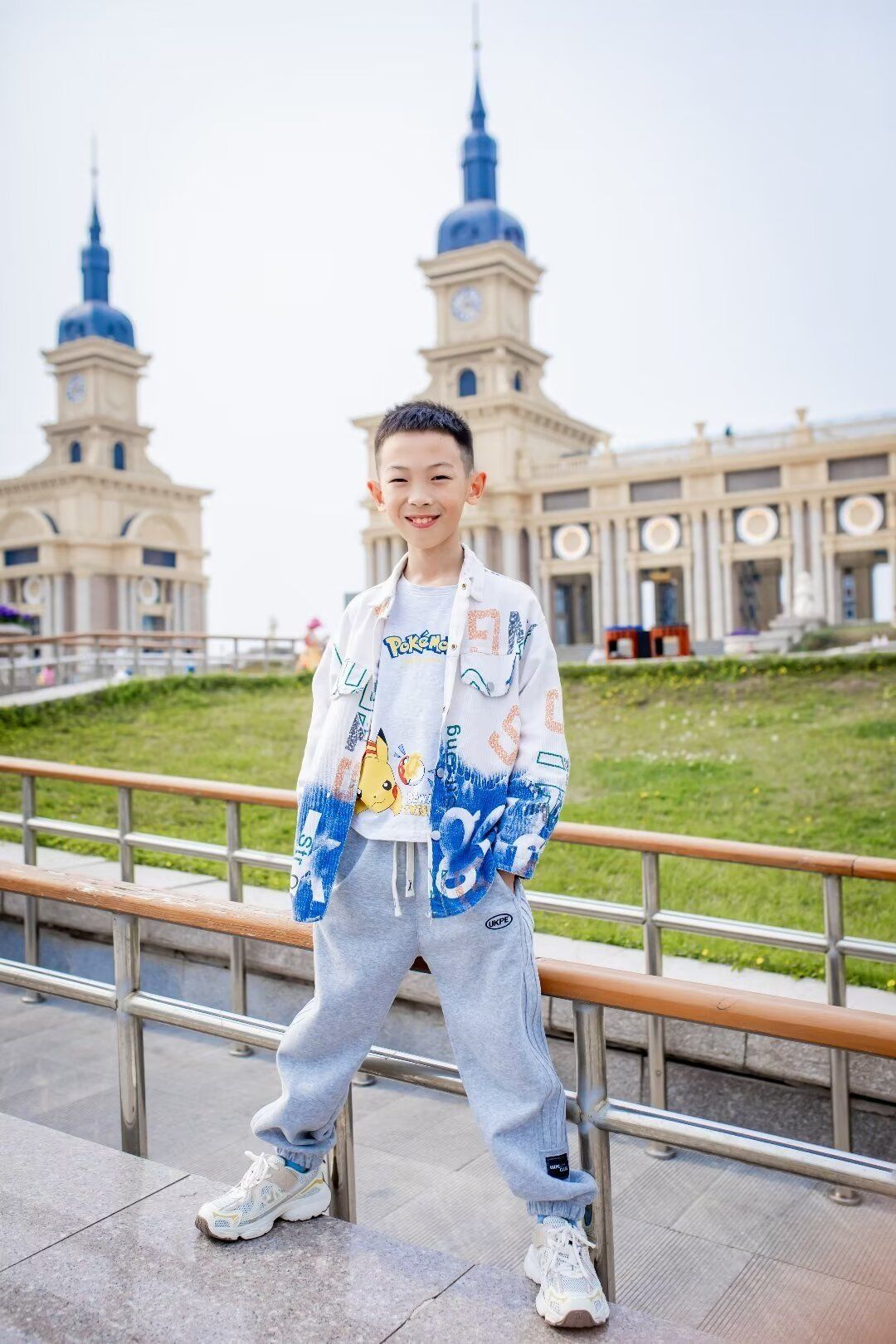 小朋友9周岁照片新鲜出炉,感谢宝亮叔叔高