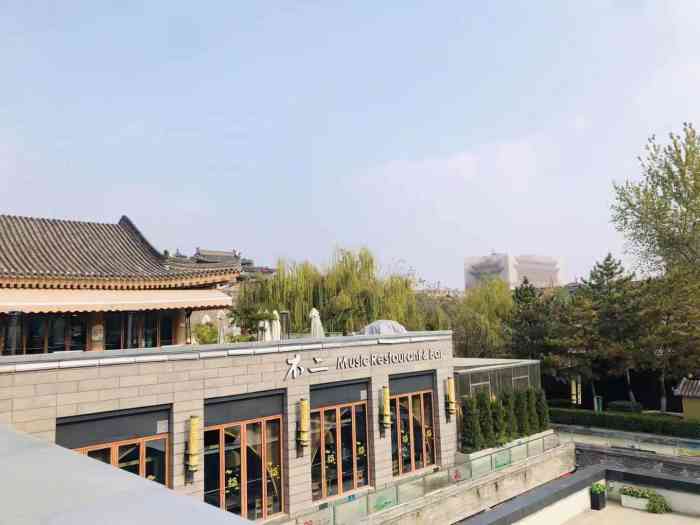 南门外环城公园西侧内2层一层室内中间吧台吧台内餐台吧台外也有餐台