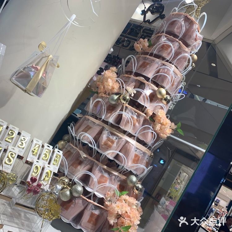 和买东西的店在一起 门口是买蛋糕的和堂食味
