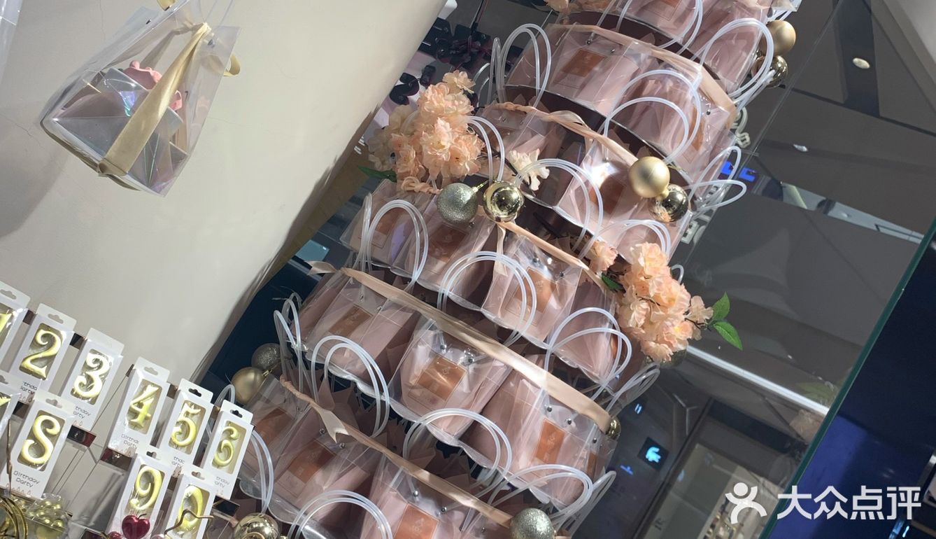和买东西的店在一起 门口是买蛋糕的和堂食味