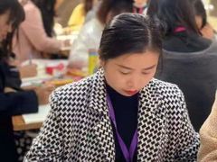 -贺加贝化妆美甲培训学校