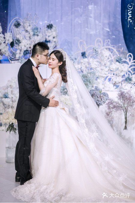 当你拖着长长的拖尾走向新郎的时候