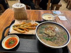 -云阿蛮云南生烫牛肉米线(奉贤路店)