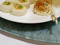 葱油饼拼生煎肉包-桃园盛宴·岭南粤菜·手工茶点(南庄店)