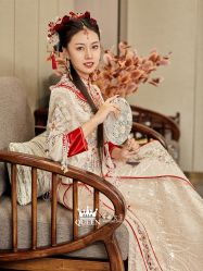 点击看大图 -艾拉·女王婚纱礼服馆