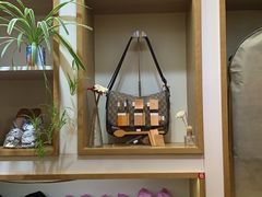 -爱革·洗衣改衣·洗鞋修鞋·洗包修包·奢侈品护理(宝地广场店)